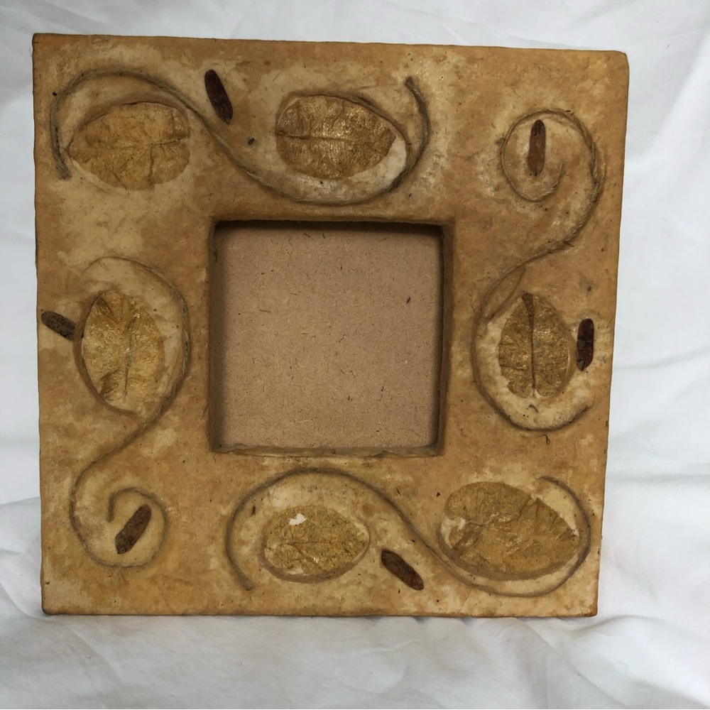 Small square frame with leaf and rope design